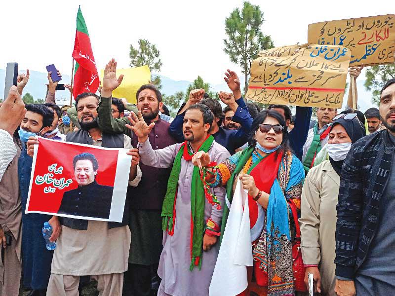 انصار رئيس الوزراء الباكستاني عمران خان 