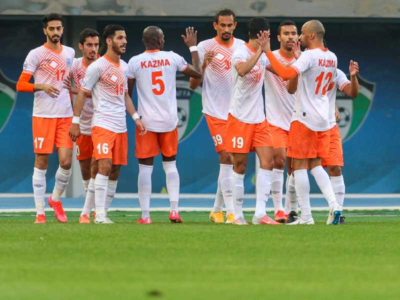 لاعبو كاظمة يحتفلون بفوزهم على نادي الفحيحيل