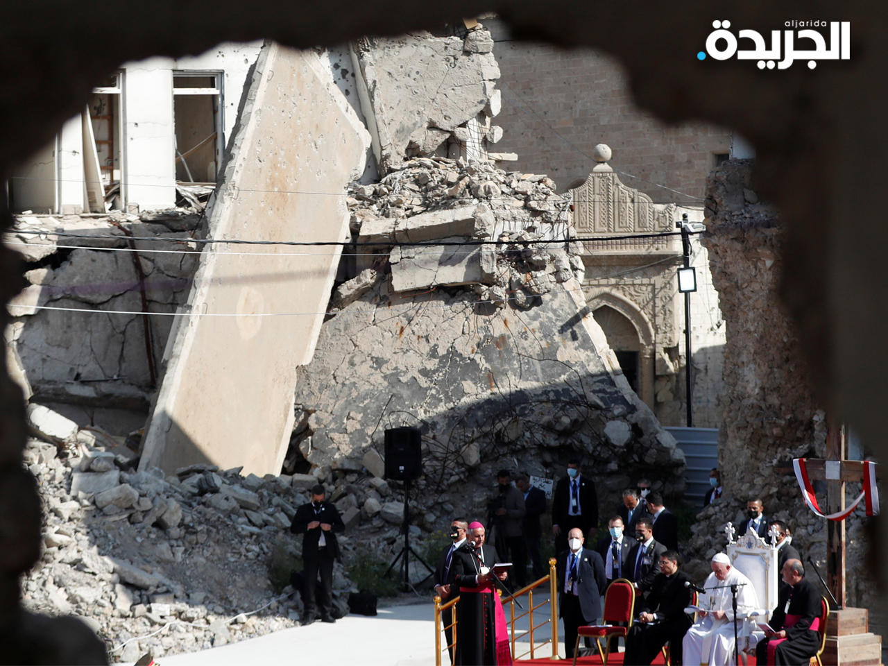 البابا من أمام كنيسة أثرية مدمّرة