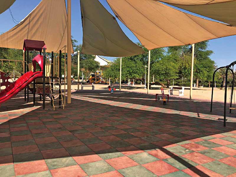 إحدى الحدائق كما بدت أمس خالية من الرواد