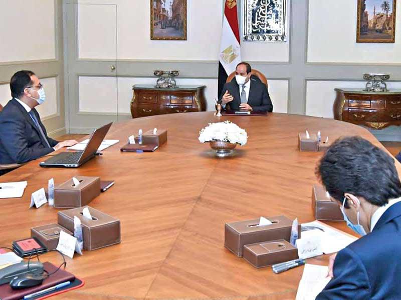 الرئيس عبدالفتاح السيسي يوجه الحكومة أمس لمضاعفة القوافل الطبية والعيادات المتنقلة (صفحة الرئاسة)