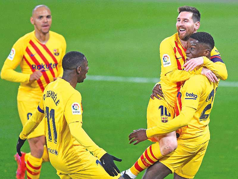 فرحة لاعبي برشلونة بعد إحراز هدف في مرمى أوساسونا