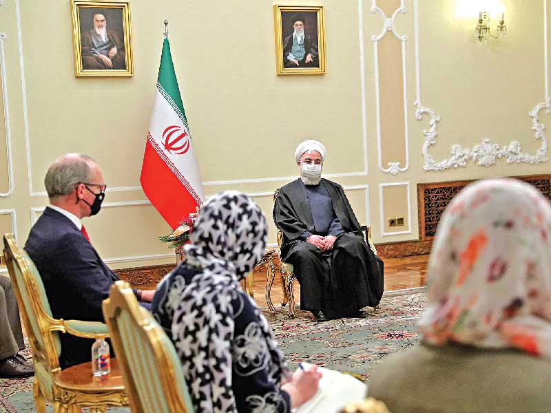 الرئيس الإيراني حسن روحاني مجتمعاً بكوفيني والوفد المرافق له في طهران أمسt (أ ف ب)