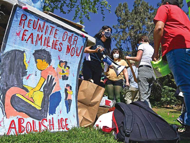 احتجاجات رافضة لاستمرار عمليات الترحيل في لوس أنجلس أمس الأول     (أ ف ب) 