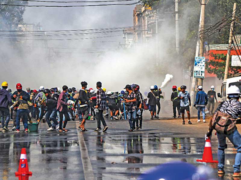 متظاهرين مؤيدين للديمقراطية نزلوا بالآلاف إلى الشوارع في ميانمار