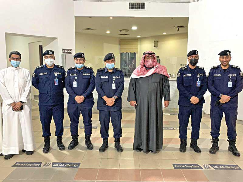 وزير الداخلية الشيخ ثامر العلي  خلال تفقده مركز التصاريح أمس الأول