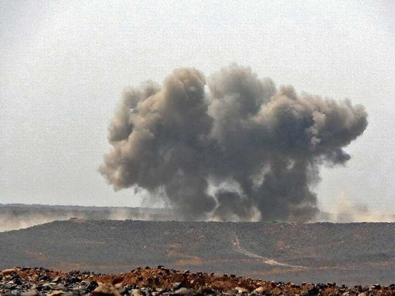 الدخان يتصاعد خلال الاشتباكات بين القوات الموالية للحكومة اليمنية والمقاتلين الحوثيين