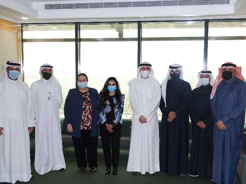 الشيخ أحمد الدعيج وإلهام محفوظ يتوسطان أصحاب المشاريع