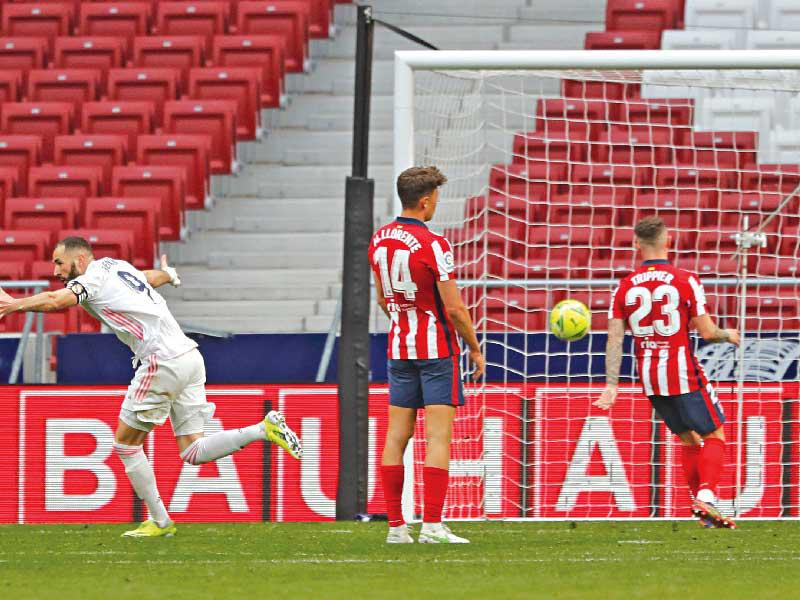 بنزيمة نجم ريال مدريد يحتفل بهدفه