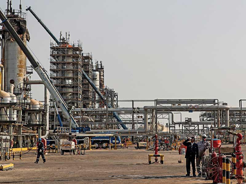 مشهد عام يظهر الأضرار التي تعرضت لها منشآت تابعة لـ«أرامكو» بعد اعتداء ادعت الميليشيات الحوثية شنه عام 2019