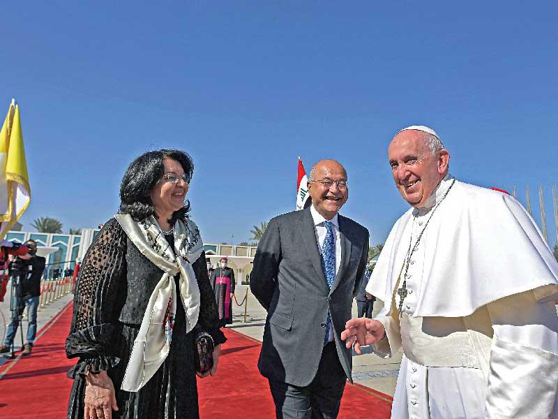  الرئيس برهم صالح في وداع البابا بمطار بغداد أمس    (أ ف ب)