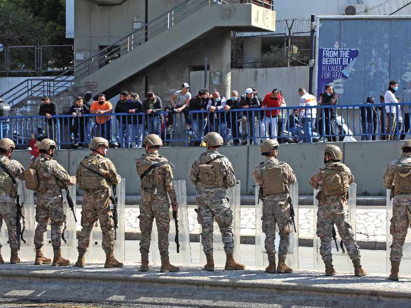 جنود لبنانيون يؤمنون أحد الطرق في بيروت أمس	(رويترز)