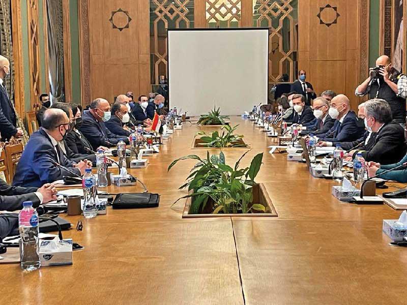 وزير الخارجية المصري سامح شكري ونظيره اليوناني نيكوس دندياس خلال مباحثاتهما في القاهرة أمسt (الخارجية المصرية)