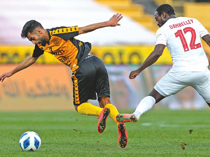 أحمد الظفيري لاعب القادسية وإعاقة من ديمبلي محترف نادي الكويت