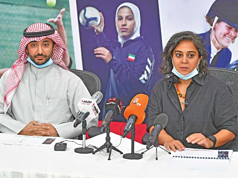 نائب المدير العام لهيئة الرياضة، د. صقر الملا ورئيسة لجنة المرأة باللجنة الأولمبية الكويتية، فاطمة حيات خلال المؤتمر الصحافي