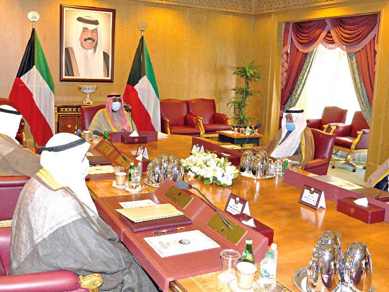  سمو نائب الأمير ولي العهد الشيخ مشعل الأحمد مترئساً اجتماع «التقدم العلمي» أمس