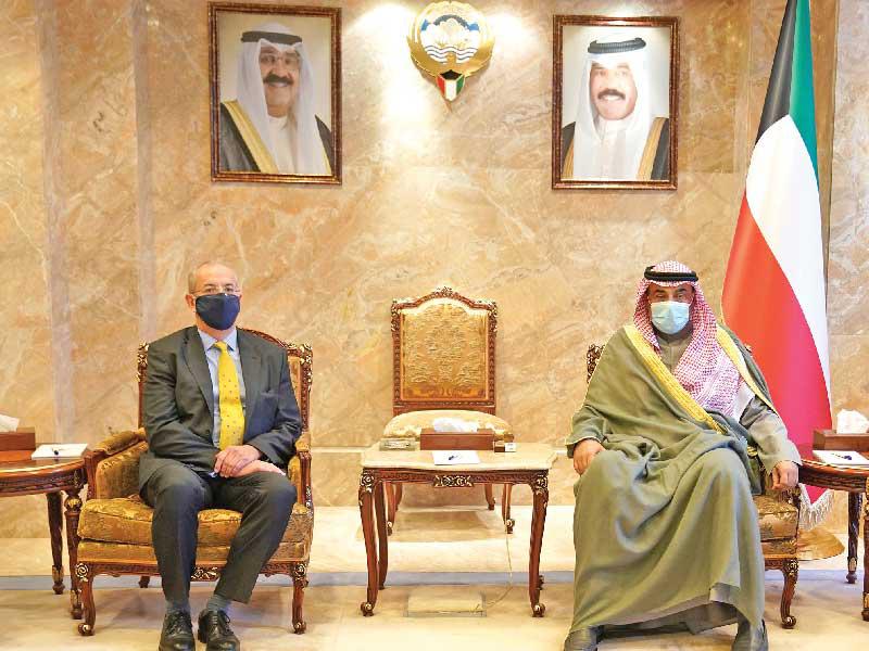 رئيس مجلس الوزراء سمو الشيخ صباح الخالد مستقبلاً السفير البريطاني أمس