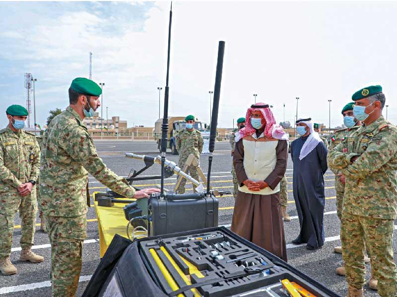  نائب رئيس الحرس الوطني الفريق أول متقاعد الشيخ أحمد النواف  يطلع على بعض معدات الحرس الوطني خلال الجولة أمس