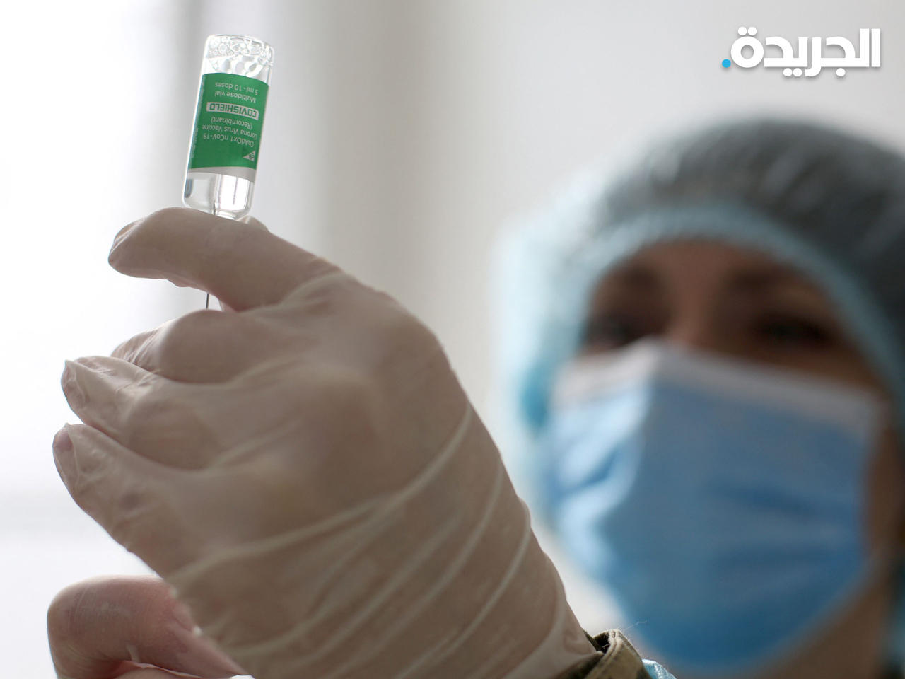 ممرضة تجهز لقاح كورونا