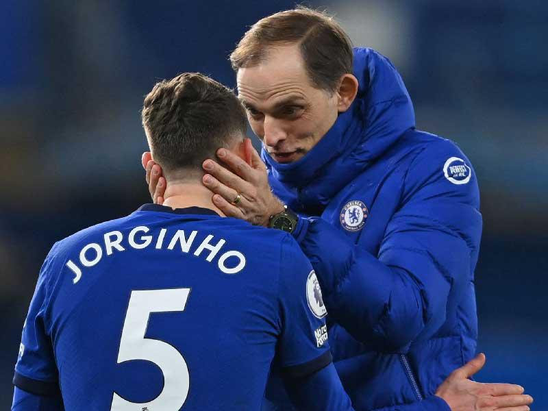 توماس توخل مدرب تشلسي يهنئ يورغينيو بعد انتهاء المباراة