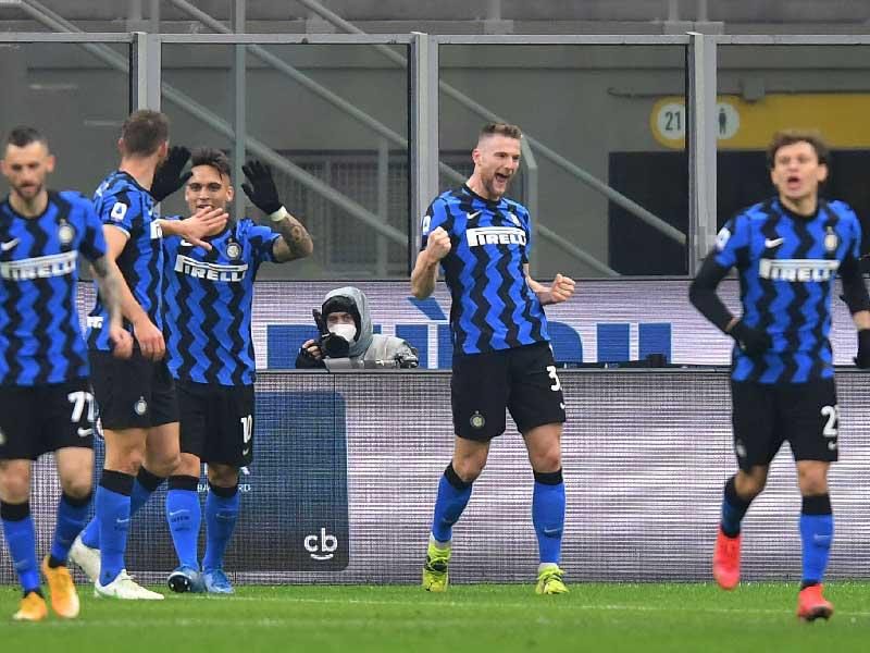 سكرينيار نجم الإنتر يحتفل بالهدف الأول