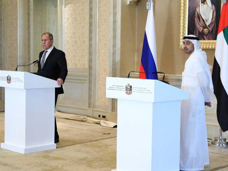 وزير الخارجية الروسي سيرغي لافروف ووزير الخارجية الإماراتي عبدالله بن زايد آل نهيان خلال مؤتمر مشترك في أبوظبي أمس      (رويترز)