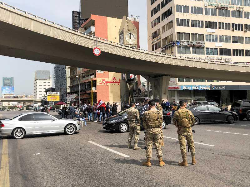 عناصر من الجيش على طريق يقطعها محتجّون بمنطقة جل الديب في بيروت أمس (رويترز)