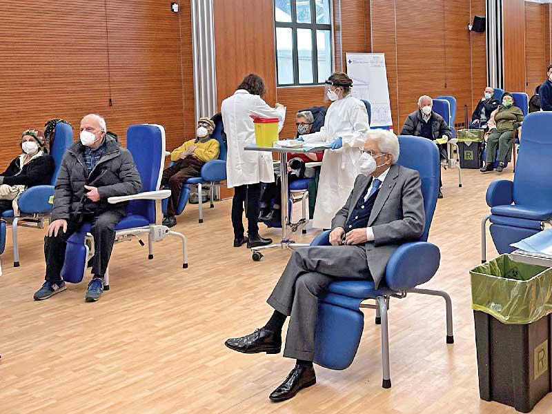 الرئيس الإيطالي سيرجيو ماتاريللا بانتظار دوره لتلقّي اللقاح في روما أمس (رويترز)