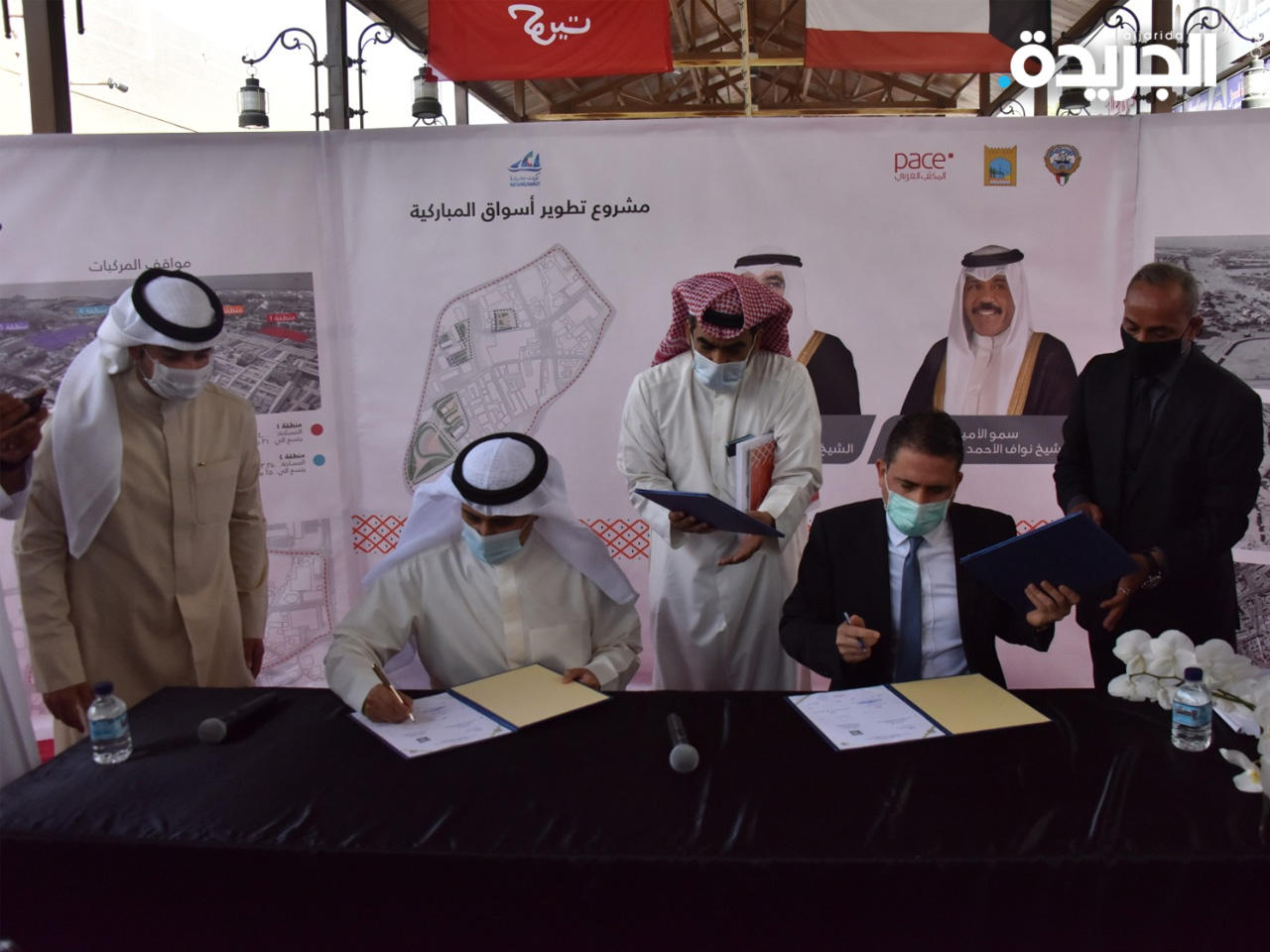 جانب من توقيع العقد