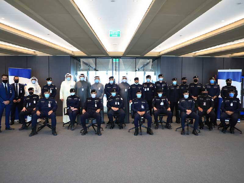 لقطة جماعية لاختتام البرنامج التدريبي الذي نظمه بنك الكويت الوطني لموظفي شؤون أمن المنافذ في وزارة الداخلية 