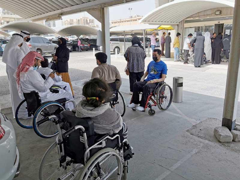 جانب من المحتجين في ساحة الإعاقة أمس