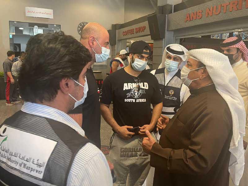 الفريق متقاعد عبدالفتاح العلي خلال جولة التفتيش بالنادي