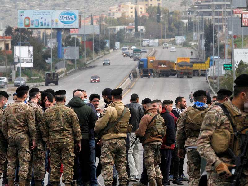 عناصر من الجيش اللبناني تفتح طريقاً في جنوب بيروت أغلقه محتجّون أمس (أ ف ب)