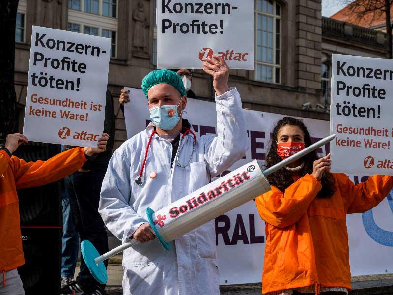 ألمان يحتجون على التوزيع غير العادل للقاحات حول العالم في برلين أمس  (أ ف ب)