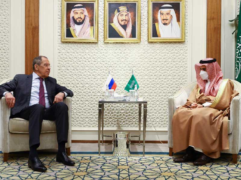 بن فرحان مجتمعاً بلافروف في الرياض أمس (أ ف ب)