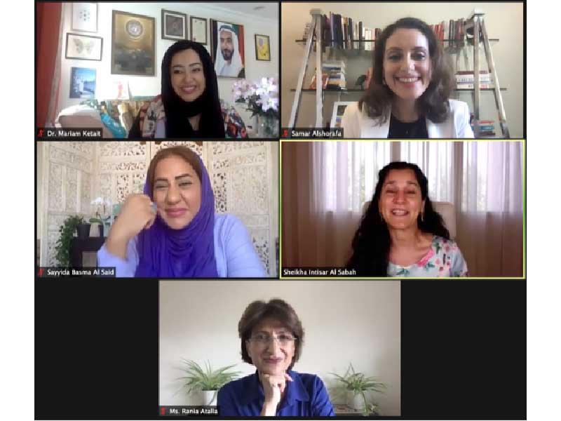 جانب من المشاركات في الجلسة الحوارية