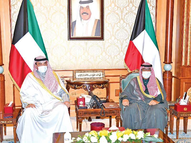  سمو نائب الأمير وولي العهد الشيخ مشعل الأحمد  مستقبلاً رئيس الوزراء أمس