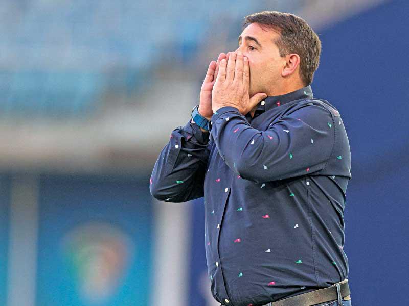  مدرب كاظمة الإسباني بيانكي