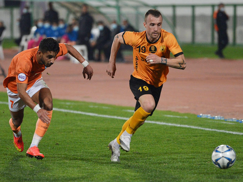 كرة مشتركة بين الألباني تراشي وعمر الحبيتر في لقاء سابق