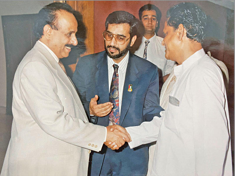 الشيخ سالم صباح السالم رحمه الله خلال زيارته للهند كرئيس للجنة الأسرى والمفقودين مصافحاً أحد الإعلاميين من أصدقاء الكويت 