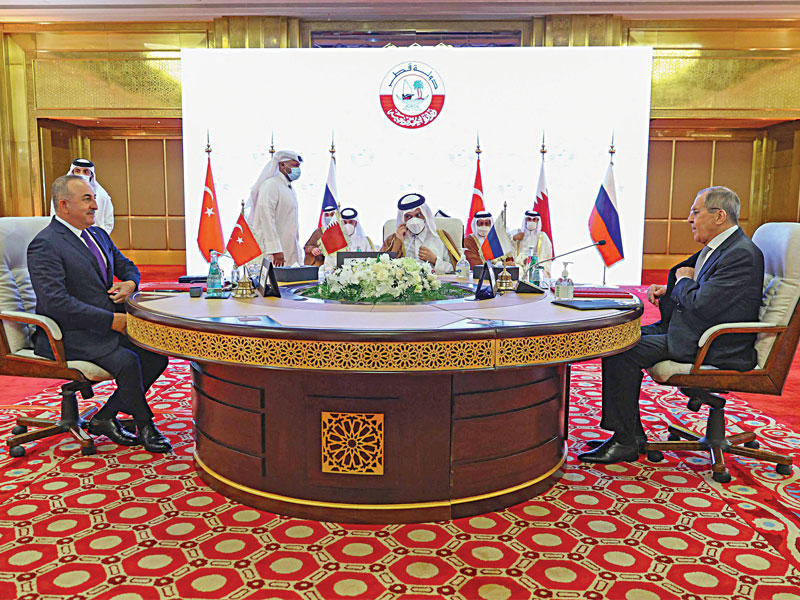 وزير الخارجي القطري محمد بن عبدالرحمن ووزير الخارجي التركي مولود جاويش أوغلو  ووزير الخارجية الروسي سيرغي لافروف خلال اجتماع ثلاثي بالدوحة أمس (أ ف ب)