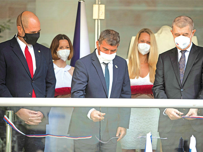 رئيس الوزراء التشيكي أندرج بابيس يفتتح ممثليته في القدس أمس بحضور وزير الخارجية الإسرائيلي غابي أشكنازي وزير الأمن العام أمير ألاهنا (رويترز)