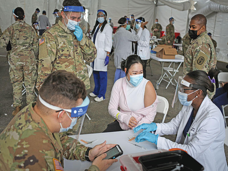 أميركيون يتلقّون اللقاح في فلوريدا (رويترز)