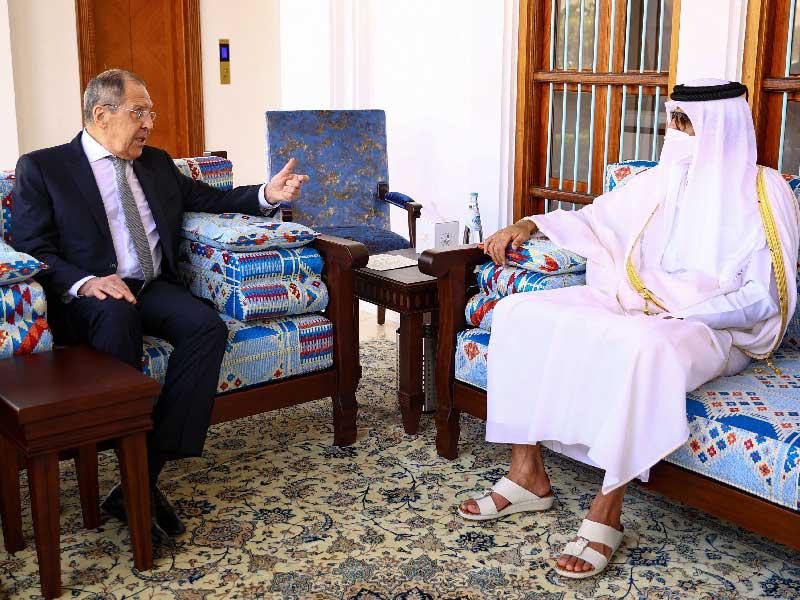 أمير قطر مستقبلاً وزير الخارجية الروسي سيرغي لافروف في الدوحة أمس (أ ف ب)