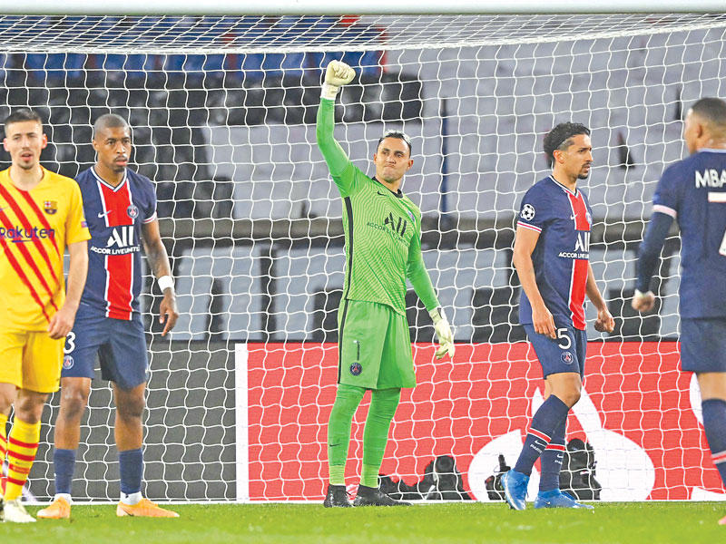 نافاس حارس مرمى سان جرمان يحتفل بعد تصديه لركلة جزاء