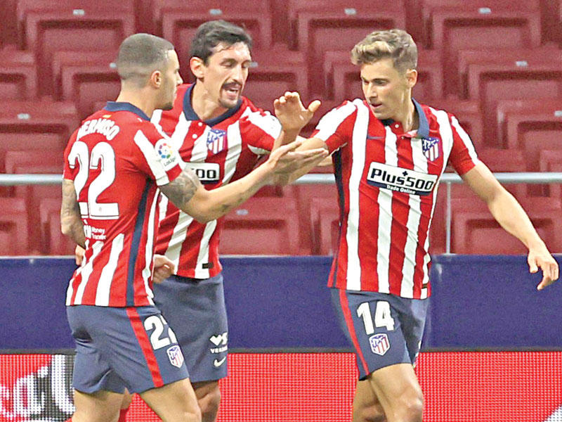 لاعبو أتلتيكو يحتفلون بالهدف الأول