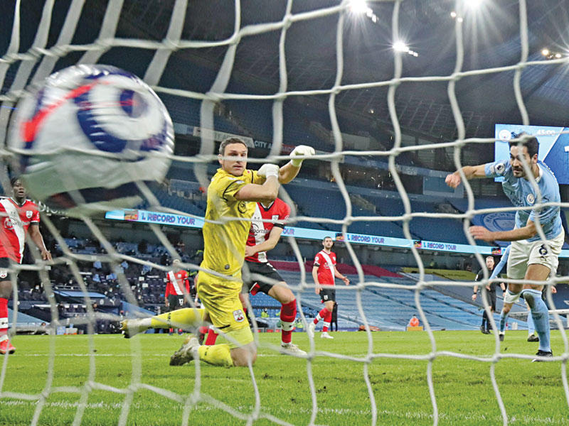 غوندوغان نجم سيتي يحرز الهدف الثالث 