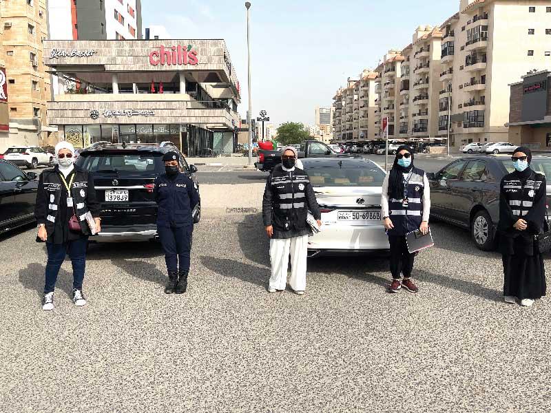 المفتشات قبل بدء التفتيش على الصالونات النسائية والأندية في الجابرية