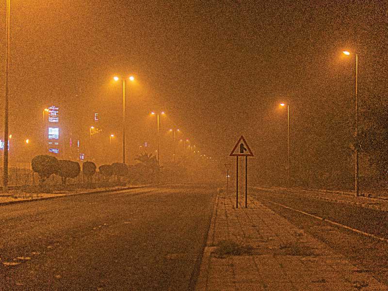 طريق 30 (الاستقلال) السريع خلال العاصفة الترابية أثناء فترة الحظر الجزئي            (تصوير عبدالمجيد الشطي )