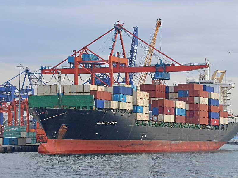 سفينة الحاويات الإيرانية «شهر كورد» التي تعرضت للاعتداء الأربعاء الماضي وهي راسية بميناء حيدر باشا في إسطنبول 2019        (رويترز)